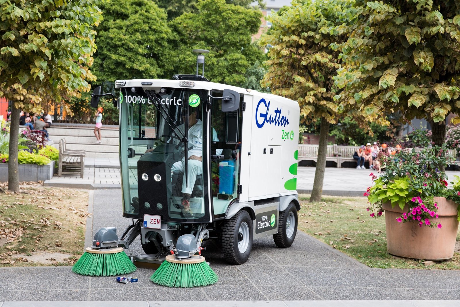 Balayeuse 100 % électrique en service dans un parc