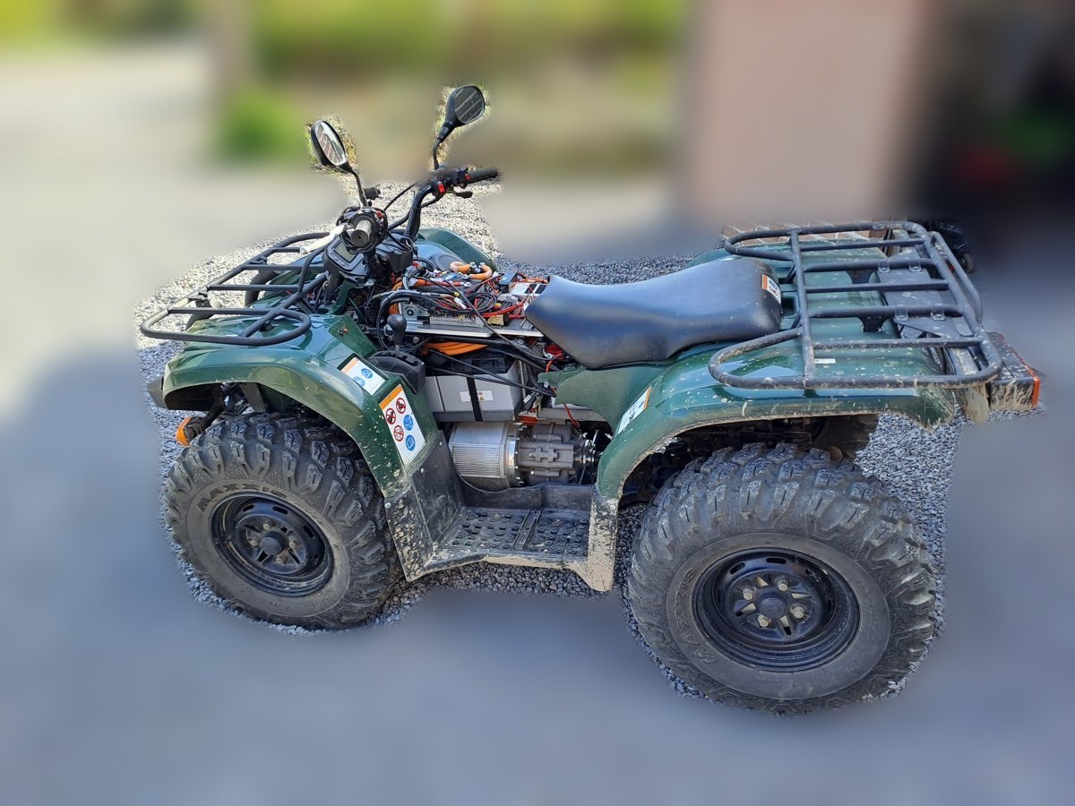 Quad converti à la propulsion électrique, carrosserie remontée