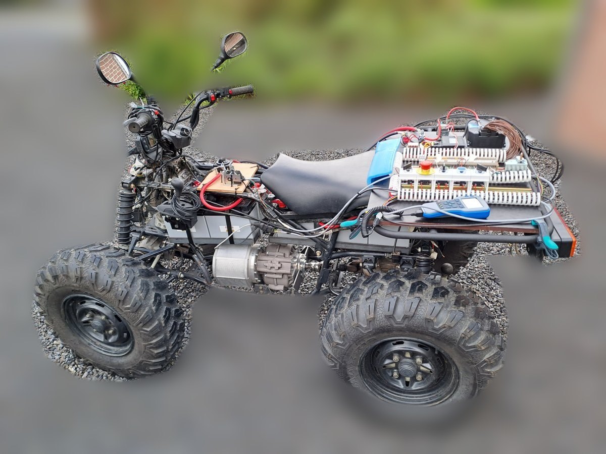 Quad converti en propulsion électrique, en phase d'essais avec son armoire de commande